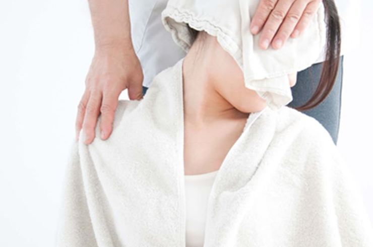 首のマッサージを受ける女性